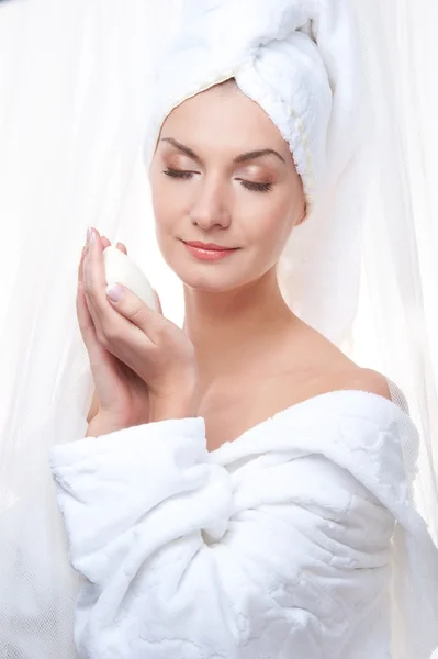 Gyönyörű nő után zuhany, egy szappan tartó — Stock Fotó