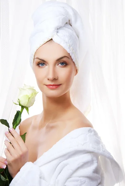 Όμορφη γυναίκα μετά το ντους, κρατώντας ένα λευκό τριαντάφυλλο. — Φωτογραφία Αρχείου