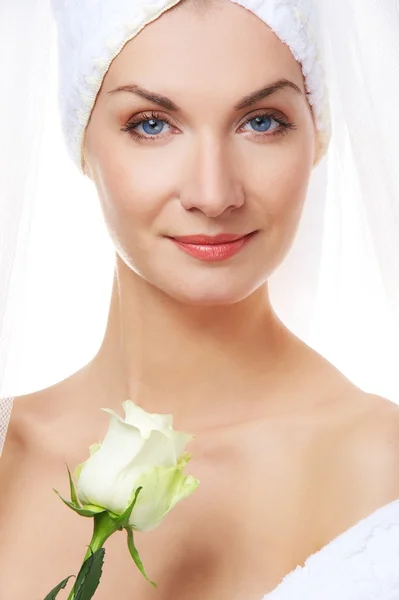 Hermosa mujer después de la ducha sosteniendo una rosa blanca . —  Fotos de Stock