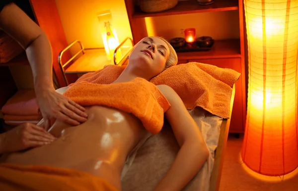 Bela mulher tendo massagem — Fotografia de Stock