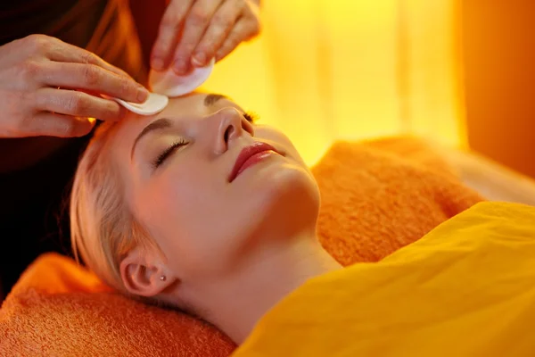 Mulher bonita ter uma massagem no rosto — Fotografia de Stock