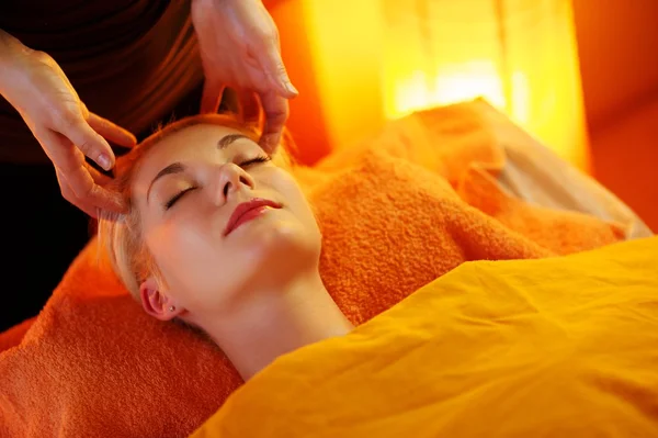 Mooie vrouw met een gezicht massage — Stockfoto