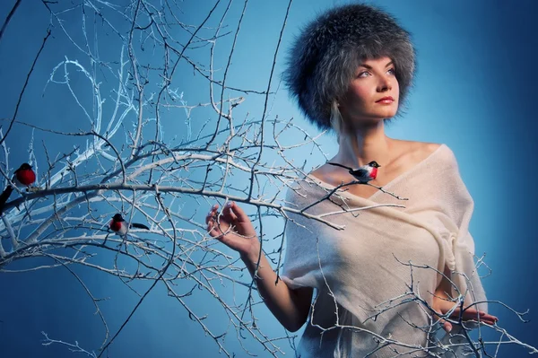 Çekici bir kadın kış orman — Stok fotoğraf