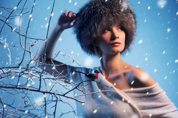 Attraktiv kvinna i vinter skog — Stockfoto