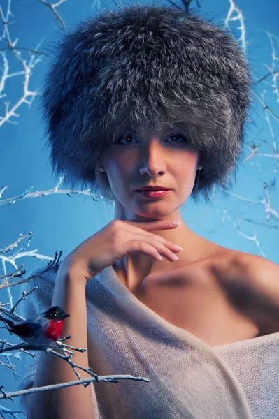 겨울 숲에서 매력적인 여자 — 스톡 사진