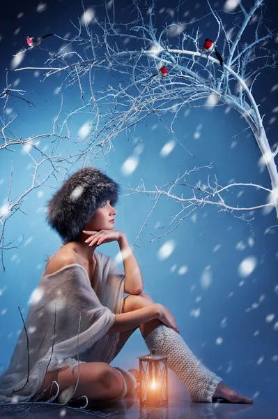 冬の森で魅力的な女性 — ストック写真