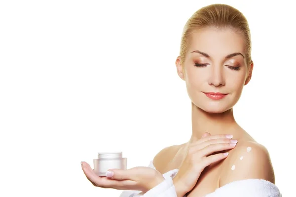 Vrouw toepassing moisturizer crème op ner lichaam — Stockfoto