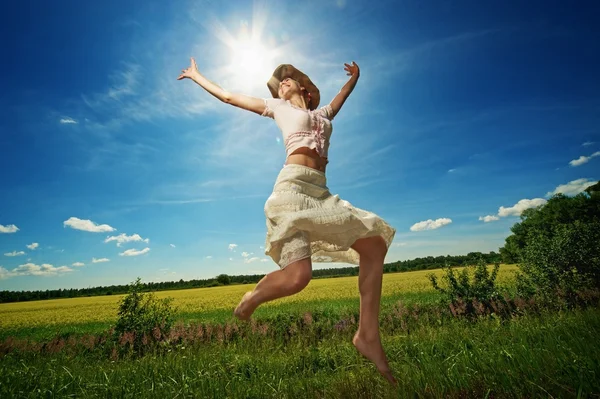 カウボーイ ハットをジャンプで美しい女性 — ストック写真