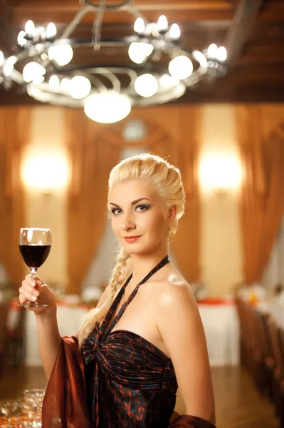 Atractiva dama con una copa de vino tinto —  Fotos de Stock