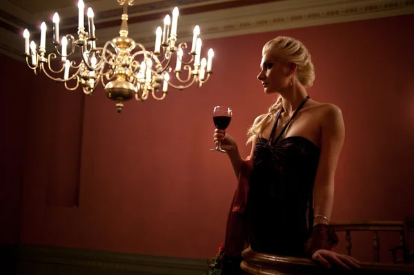 Привлекательная дама с бокалом красного вина — стоковое фото