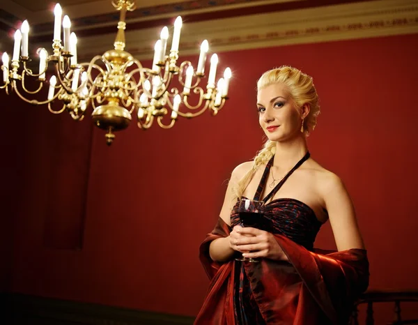 Atrakcyjny dama przy lampce czerwonego wina — Zdjęcie stockowe