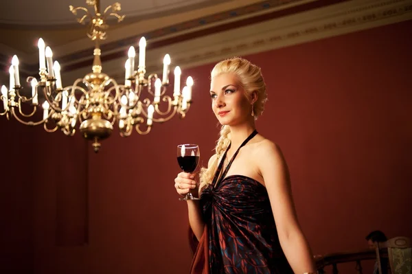 Ελκυστική γυναίκα με ένα ποτήρι κόκκινο κρασί — Φωτογραφία Αρχείου