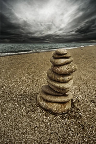 ビーチの石塔 — ストック写真