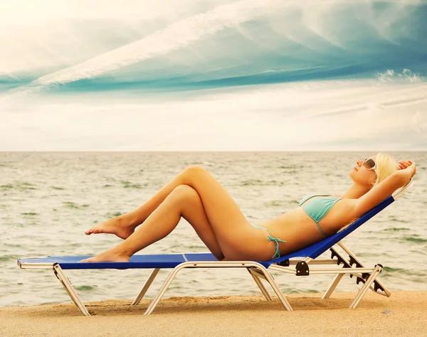 Femme blonde relaxante dans la mer — Photo