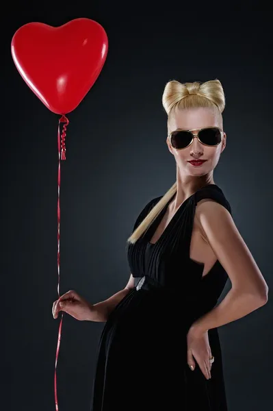 Přitažlivá blondýnka s červeným balónkem — Stock fotografie