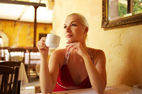 Hermosa mujer en un restaurante — Foto de Stock