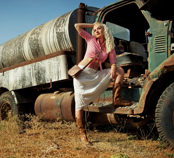 Attraktive blonde Frau in der Nähe des alten Autos — Stockfoto