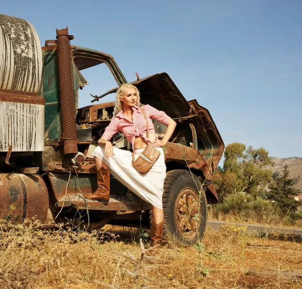 Eski araba yanında çekici sarışın kadın — Stok fotoğraf