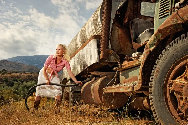 Привлекательная блондинка возле старой машины — стоковое фото
