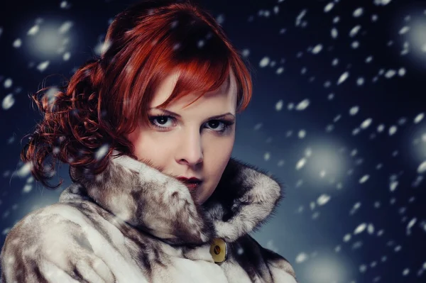 Güzel kızıl saçlı kadın — Stok fotoğraf