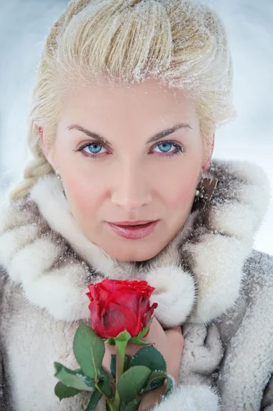 Mulher loira atraente com uma rosa vermelha — Fotografia de Stock