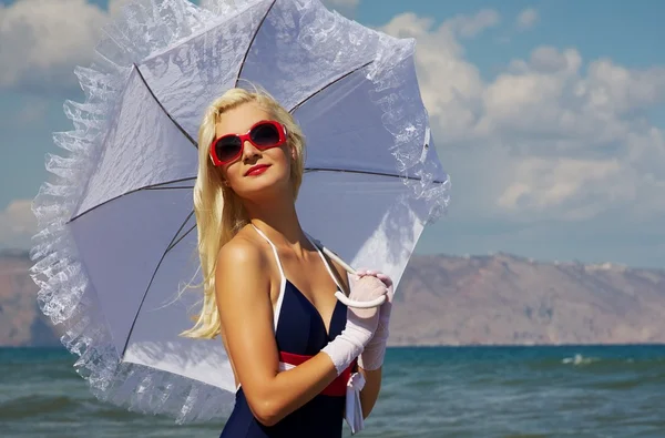 Attraktiv blond kvinna i havet — Stockfoto