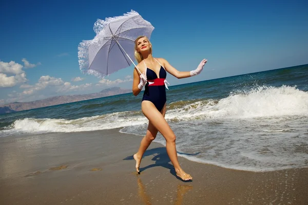 Aantrekkelijke blonde vrouw uitgevoerd in de buurt van de zee — Stockfoto