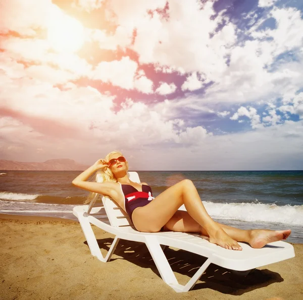 Mujer rubia relajándose en el mar — Foto de Stock