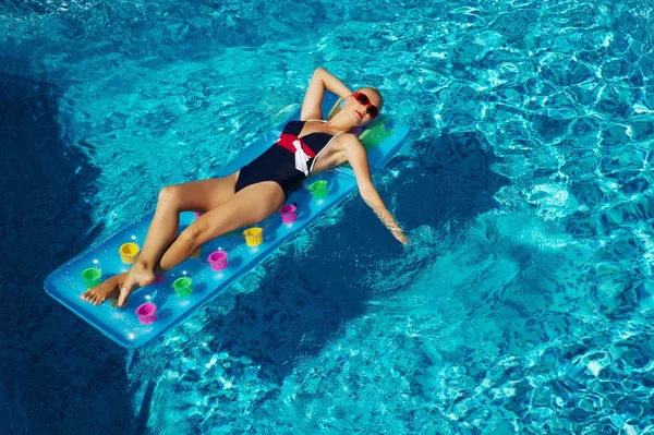 Pin up ragazza in piscina — Foto Stock