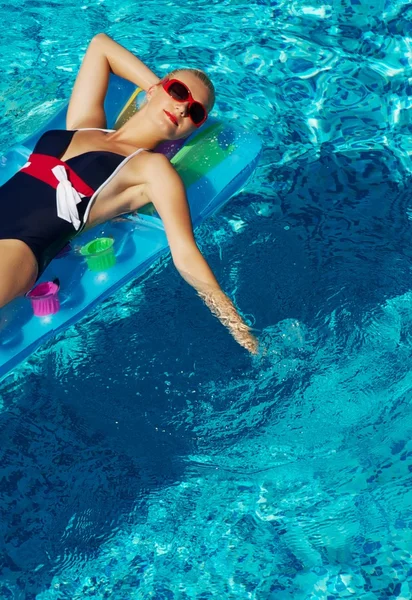 PIN op meisje in het zwembad — Stockfoto