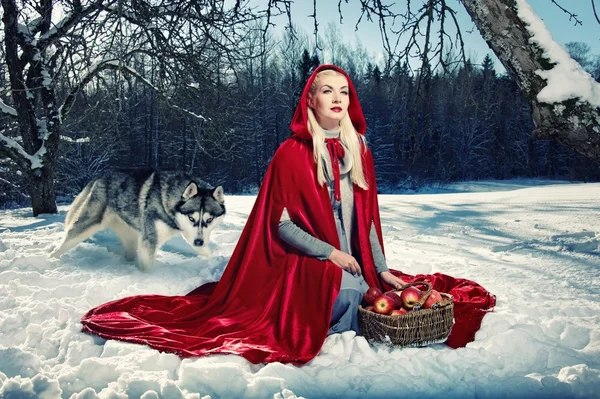 Capucha roja y un lobo detrás de ella — Foto de Stock