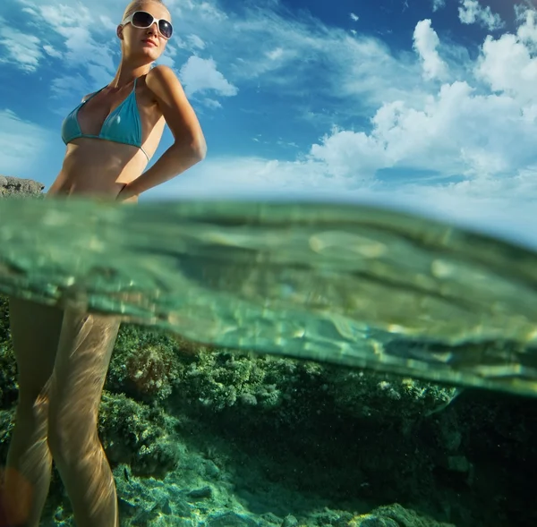 Krásná žena, která stála ve vodě — Stock fotografie