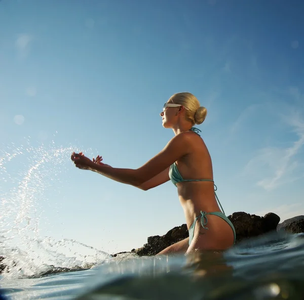 Vacker kvinna som står i ett vatten — Stockfoto