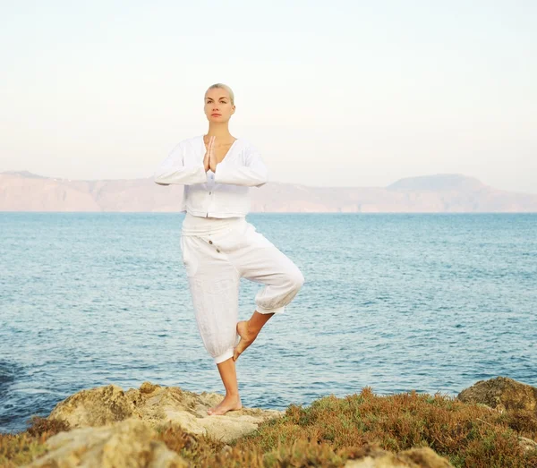 Beautiful young woman doing yoga exercise outdoors — Stock Photo, Image