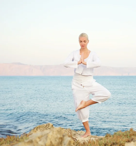 Belle jeune femme faisant de l'exercice de yoga en plein air — Photo