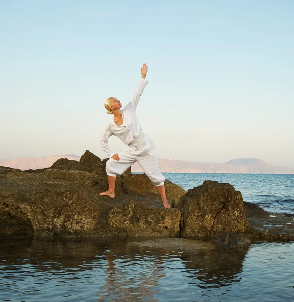 Piękna młoda kobieta robi ćwiczenia jogi na świeżym powietrzu — Zdjęcie stockowe