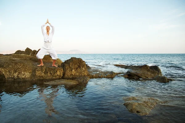 Красива молода жінка займається вправами йоги на відкритому повітрі — стокове фото