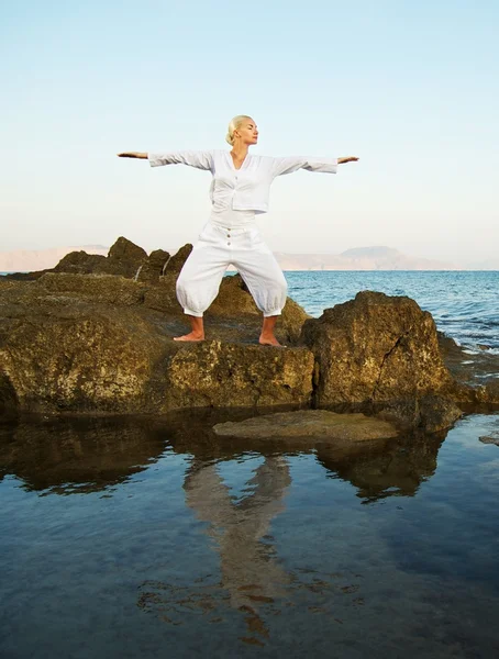 Gyönyörű fiatal nő jógázik a szabadban — Stock Fotó