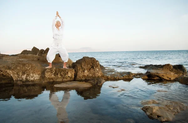 Młoda kobieta robi ćwiczenia jogi na świeżym powietrzu — Zdjęcie stockowe