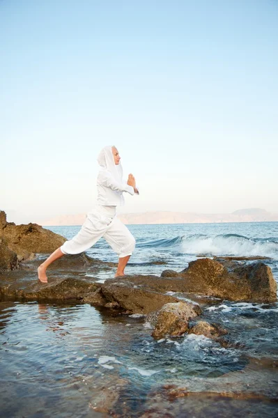 Ung kvinna gör yoga övning utomhus — Stockfoto