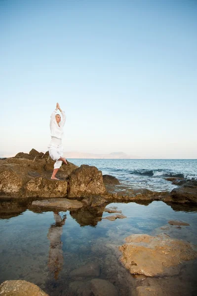 Fiatal nő csinálás jóga gyakorlás kint — Stock Fotó