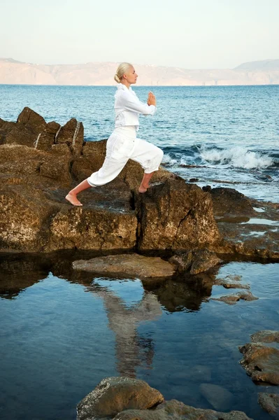 Fiatal nő csinálás jóga gyakorlás kint — Stock Fotó