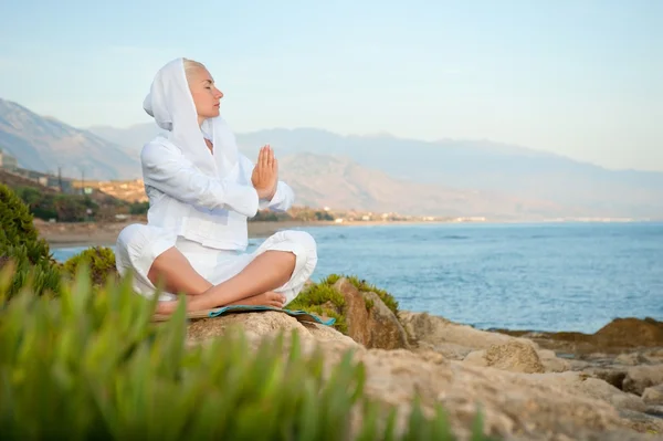 Mladá žena meditující venku — Stock fotografie