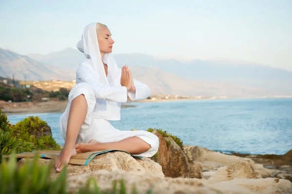 Молодая женщина медитирует на открытом воздухе — стоковое фото