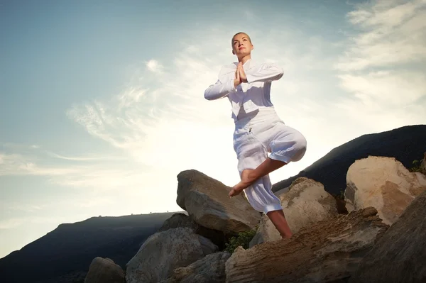 Vacker ung kvinna som tränar yoga utomhus — Stockfoto