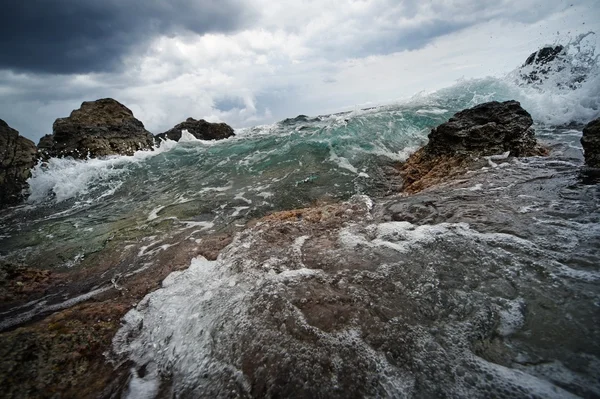 Grande vague océanique brisant les rochers — Photo