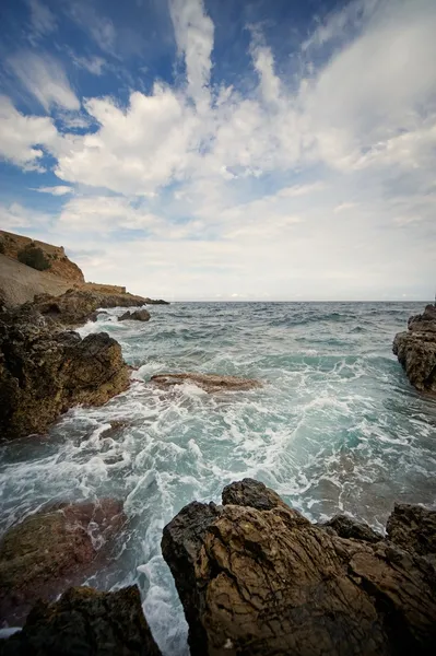 Vawes oceán lámání skal — Stock fotografie