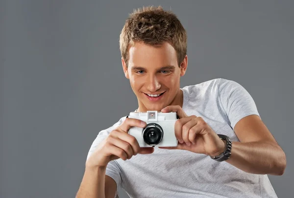 Fiatal férfi egy kamerával — Stock Fotó