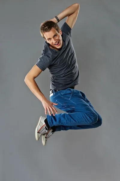 Glücklicher junger Mann springt — Stockfoto
