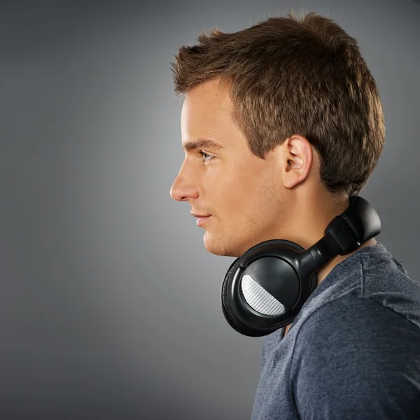 Νεαρός άνδρας με ένα ακουστικά — Φωτογραφία Αρχείου